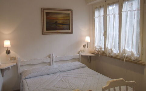Villa Pineta: Slaapkamer, Kamer, Bed, Meubilair, Eigendom, Bed Frame, Laken, Interieur Ontwerp, Muur, Verdieping