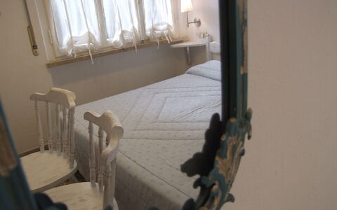 Villa Pineta: Eigendom, Kamer, Verdieping, Venster, Interieur Ontwerp, Gips, Hardwood, Trap, Flooring, Huis