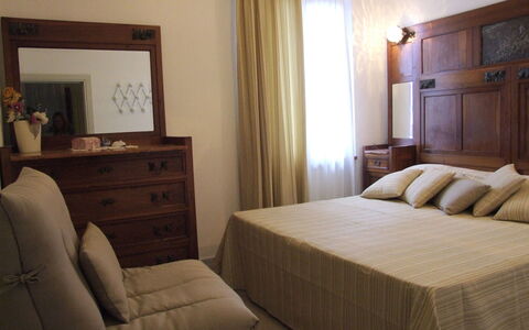 Villa La Quercia: Slaapkamer, Meubilair, Kamer, Eigendom, Bed, Interieur Ontwerp, Laken, Bed Frame, Suite, Muur