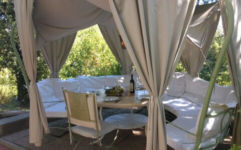Villa La Quercia: Tent, Eigendom, Kamer, Stoel, Meubilair, Canopy, Boom, Schaduw, Huis, Onroerend Goed