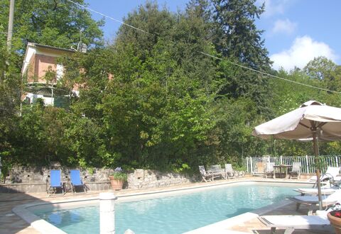 Villa La Quercia: Water, Fabriek, Lucht, Gebouw, Wolk, Azure, Zwembad, Boom, Buitenmeubels, Schaduw