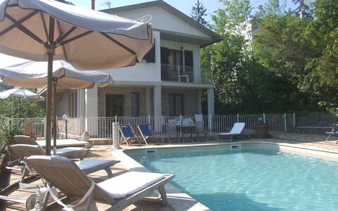 Villa Il Castagno: Water, Eigendom, Fabriek, Lucht, Zwembad, Azure, Schaduw, Buitenmeubels, Stoel, Interieur Ontwerp