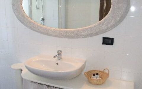 Villa Il Castagno: Badkamer, Spiegel, Eigendom, Kamer, Wastafel In De Badkamer, Badkamerkast, Badkamer Accessoire, Wastafel, Toilet, Loodgieterswerkinrichting