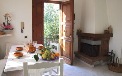 Rosa: Kamer, Eigendom, Meubilair, Gebouw, Huis, Interieur Ontwerp, Verdieping, Tafel, Onroerend Goed, Woonkamer