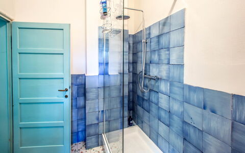 Marina Dei Ronchi Prestige: Blauw, Eigendom, Badkamer, Kamer, Architectuur, Tegel, Muur, Glas, Onroerend Goed, Interieur Ontwerp