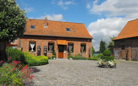 La Ferme de Gabrielle: Fabriek, Lucht, Gebouw, Wolk, Venster, Bloem, Huis, Land Lot, Boom, Verblijf