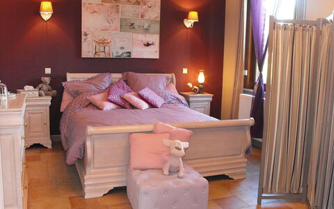 La Ferme de Gabrielle: Meubilair, Gebouw, Decoratie, Comfort, Bed Frame, Hout, Verlichting, Interieur Ontwerp, Lamp, Flooring