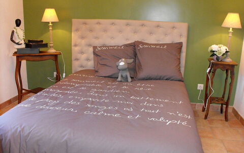 La Ferme de Gabrielle: Bruin, Gebouw, Meubilair, Eigendom, Fotograaf, Comfort, Groen, Hout, Lamp, Bed Frame