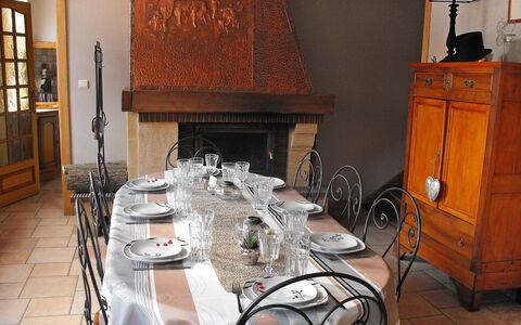La Ferme de Gabrielle: Tafel, Meubilair, Tableware, Stoel, Dishware, Gebouw, Keuken En Eettafel, Tafelkleed, Interieur Ontwerp, Cabinetry