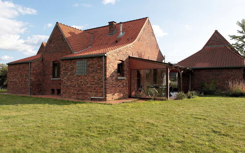 La Ferme de Gabrielle: Wolk, Lucht, Eigendom, Gebouw, Fabriek, Natuurlijk Landschap, Land Lot, Boom, Huis, Gras