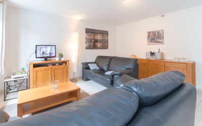 Vissershuisje 9 21 with Parking 460.7: Fotolijst, Bankstel, Meubilair, Comfort, Woonkamer, Hout, Verlichting, Lamp, Televisie, Flooring