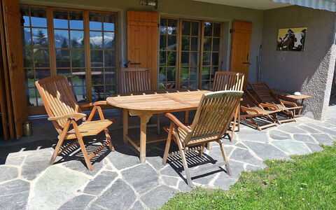 Cristel 2: Meubilair, Tafel, Eigendom, Gebouw, Buitentafel, Stoel, Hout, Schaduw, Buitenmeubels, Veranda