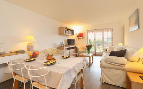 Cristel 2: Tafel, Meubilair, Stoel, Oranje, Fotolijst, Hout, Gebouw, Kamerplant, Verdieping, Flooring