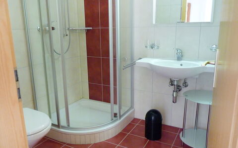 Ardévine 5: Loodgieterswerkinrichting, Kraan, Wastafel, Spiegel, Badkamer, Purper, Interieur Ontwerp, Douche