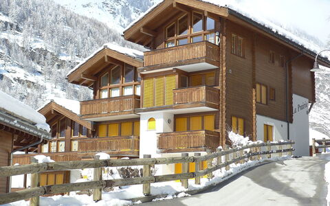 La Prairie: Sneeuw, Gebouw, Eigendom, Venster, Berg, Huis, Lucht, Helling, Hout, Boom