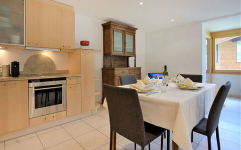 La Prairie: Meubilair, Cabinetry, Eigendom, Tafel, Countertop, Stoel, Fornuis, Gebouw, Hout, Toestel Van De Keuken