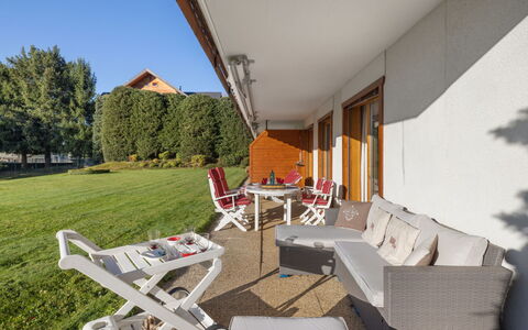 Les Pierres C 3: Meubilair, Buitenmeubels, Stoel, Huis, Schaduw, Tuin, Beits, Koffietafel, Buitentafel