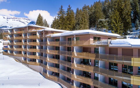 Laax 700: Gebouw, Lucht, Sneeuw, Wolk, Boom, Venster, Huis, Hout, Helling, Openbare Ruimte