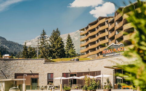 Laax 700: Wolk, Fabriek, Lucht, Eigendom, Gebouw, Bloempot, Stedelijk Ontwerp, Biome, Boom, Buurt