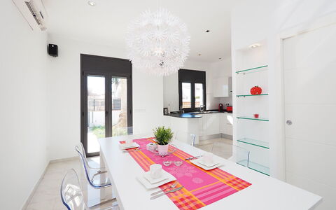 Alberes: Wit, Kamer, Eigendom, Interieur Ontwerp, Meubilair, Huis, Gebouw, Plafond, Tafel, Huis
