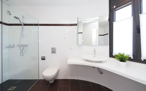 Alberes: Badkamer, Eigendom, Kamer, Interieur Ontwerp, Gebouw, Architectuur, Huis, Verdieping, Bad, Tegel