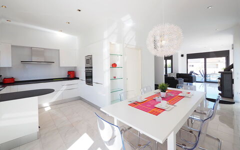 Alberes: Eigendom, Wit, Kamer, Interieur Ontwerp, Meubilair, Gebouw, Huis, Keuken, Tafel, Huis