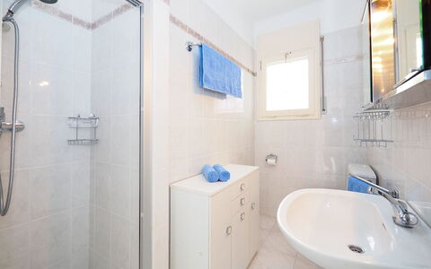 D'Ibis: Spiegel, Wastafel, Loodgieterswerkinrichting, Kraan, Eigendom, Badkamer, Douchekop, Blauw, Wastafel In De Badkamer