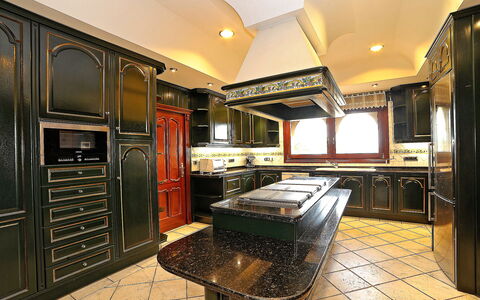 St Anthony: Cabinetry, Meubilair, Countertop, Eigendom, Keuken, Toestel Van De Keuken, Hout, Huishoudapparatuur, Verlichting, Fornuis