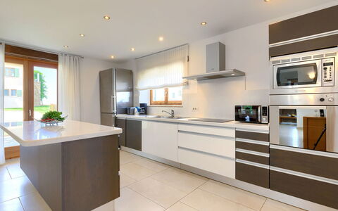Stuartma: Cabinetry, Countertop, Eigendom, Meubilair, Gebouw, Toestel Van De Keuken, Venster, Fornuis, Keuken, Hout