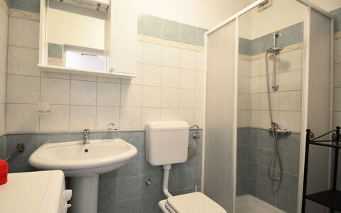 Stancija Negri: Loodgieterswerkinrichting, Spiegel, Eigendom, Wastafel, Wit, Badkamer, Zwart, Purper, Kraan
