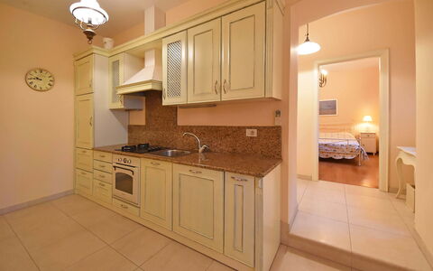 Opatija 134: Cabinetry, Countertop, Meubilair, Eigendom, Wastafel, Kraan, Loodgieterswerkinrichting, Hout, Keuken, Gebouw
