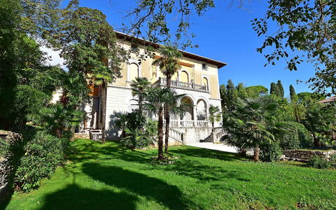 Opatija 134: Fabriek, Lucht, Gebouw, Eigendom, Venster, Boom, Natuurlijk Landschap, Huis, Land Lot, Gras