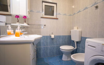Sanja 202.1: Spiegel, Wastafel, Loodgieterswerkinrichting, Purper, Badkamer, Kraan, Zwart, Wc Bril, Verlichting, Architectuur