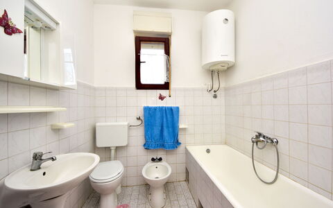 Lidija: Kraan, Loodgieterswerkinrichting, Wastafel In De Badkamer, Wastafel, Eigendom, Spiegel, Purper, Badkamer, Zwart, Interieur Ontwerp