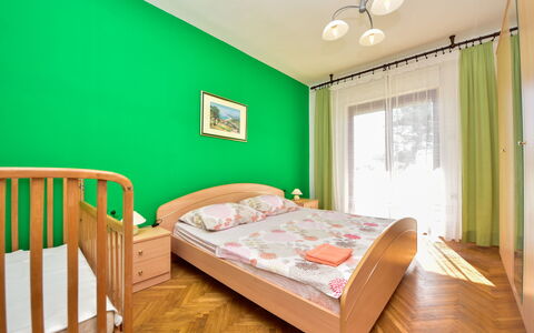 Lidija: Venster, Groen, Hout, Comfort, Interieur Ontwerp, Gordijn, Gebouw, Schaduw, Verdieping, Flooring