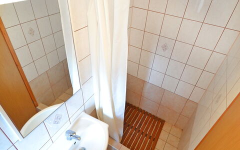 Lidija: Kraan, Loodgieterswerkinrichting, Eigendom, Wastafel, Wastafel In De Badkamer, Badkamer, Purper, Spiegel, Interieur Ontwerp, Architectuur