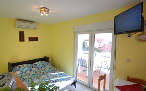 Lidija: Eigendom, Meubilair, Comfort, Interieur Ontwerp, Venster, Verlichting, Gebouw, Schaduw, Bed