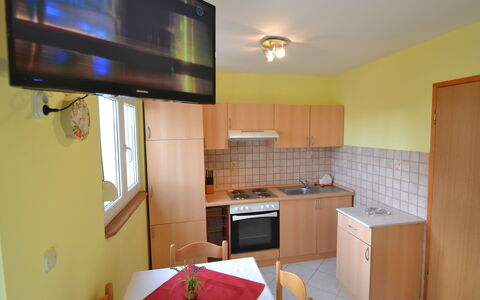 Lidija: Cabinetry, Countertop, Eigendom, Meubilair, Gootsteen, Huishoudapparatuur, Keuken, Toestel Van De Keuken, Fornuis, Wastafel