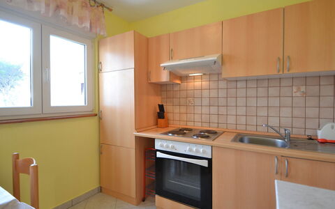 Lidija: Cabinetry, Eigendom, Meubilair, Countertop, Gootsteen, Venster, Kraan, Gebouw, Fornuis, Toestel Van De Keuken