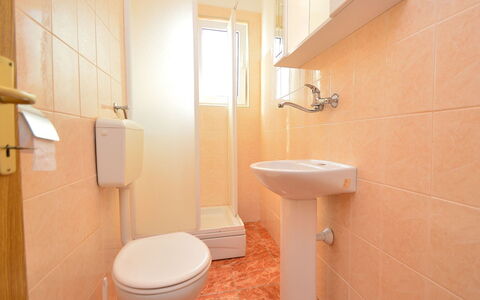 Ena: Bruin, Eigendom, Loodgieterswerkinrichting, Wastafel, Badkamer, Purper, Wc Bril, Interieur Ontwerp, Architectuur