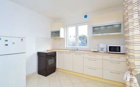 Ena: Cabinetry, Meubilair, Countertop, Venster, Kraan, Gebouw, Wastafel, Lade, Verlichting, Hout