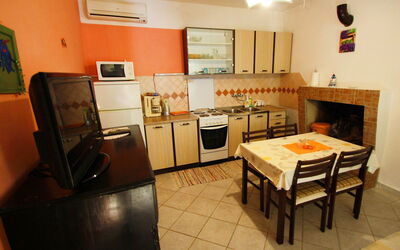 Korčula Prigradica 300: Eigendom, Tafel, Televisie, Interieur Ontwerp, Hout, Verdieping, Flooring, Fotolijst, Muur, Huishoudapparatuur