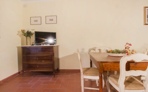 Villa Etrusca: Kamer, Verdieping, Eigendom, Meubilair, Gebouw, Interieur Ontwerp, Huis, Muur, Hardwood, Tafel