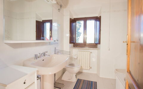 Villa Etrusca: Badkamer, Eigendom, Kamer, Interieur Ontwerp, Gebouw, Verdieping, Huis, Meubilair, Onroerend Goed, Architectuur