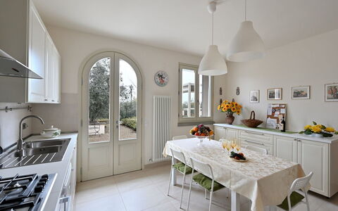 Villa Gaville: Cabinetry, Countertop, Meubilair, Eigendom, Tafel, Keuken, Gootsteen, Wastafel, Interieur Ontwerp, Hout