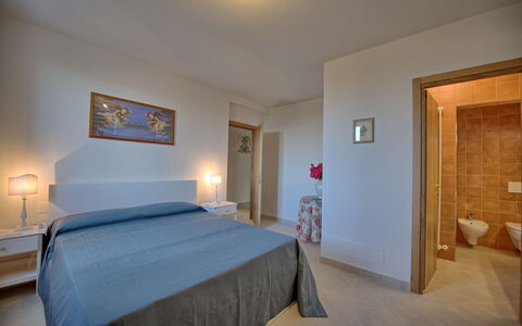 Villa Gaville: Slaapkamer, Bed, Kamer, Meubilair, Eigendom, Laken, Bed Frame, Interieur Ontwerp, Verdieping, Plafond
