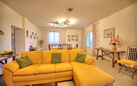 Villa Gaville: Woonkamer, Meubilair, Kamer, Eigendom, Geel, Interieur Ontwerp, Bankstel, Gebouw, Huis, Huis