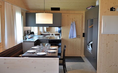Maiensäss Superior: Cabinetry, Meubilair, Countertop, Gebouw, Tafel, Koelkast, Stoel, Toestel Van De Keuken, Keuken, Hout