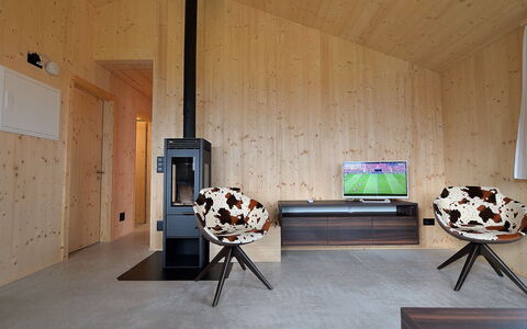 Maiensäss Superior: Meubilair, Gebouw, Hout, Interieur Ontwerp, Flooring, Verdieping, Tafel, Huis, Woonkamer, Hal