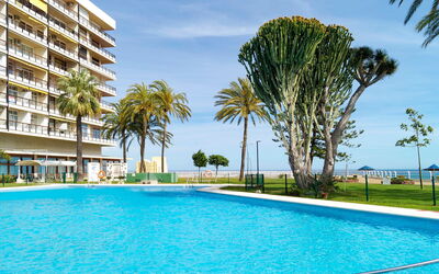Torremolinos 182: Zwembad, Toevlucht, Eigendom, Gebouw, Vakantie, Onroerend Goed, Condominium, Vrije Tijd, Boom, Palmboom